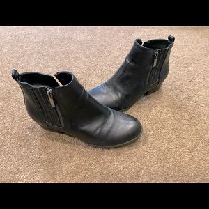UNISA: Ankle Booties